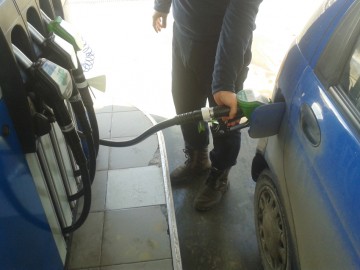 Benzina se ieftineşte la cote record
